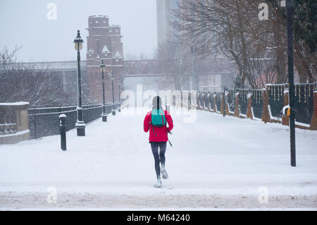 Glasgow, UK. 28th Feb, 2018. UK Weather: Heavy overnight snowfall resulting in few inches of snow cover paralysed City Centre of Glasgow. Temperatures are higher than forecasted. Pawel Pietraszewski/ Alamy Live News Stock Photo