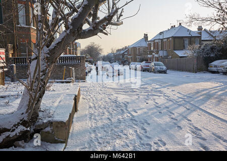 North Finchley, London, UK. 28 February 2018. UK Weather: A crisp winter morning as commuters rise to blue sky and an inch of overnight snow in Finchley North London. Credit: David Bleeker Photography.com/Alamy Live News Stock Photo