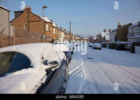 North Finchley, London, UK. 28 February 2018. UK Weather: A crisp winter morning as commuters rise to blue sky and an inch of overnight snow in Finchley North London. Credit: David Bleeker Photography.com/Alamy Live News Stock Photo