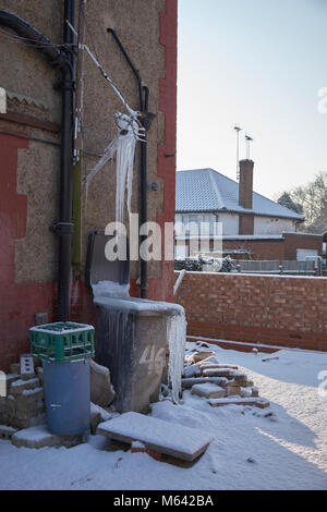 North Finchley, London, UK. 28 February 2018. UK Weather: A crisp winter morning as commuters rise to blue sky and an inch of overnight snow in Finchley North London. Credit: David Bleeker Photography.com/Alamy Live News Stock Photo