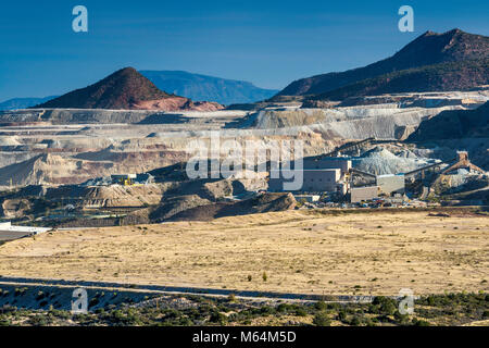 Pinto Valley Copper Mine, open-pit mine operated by Capstone Mining Corp, mine reclamation area in foreground, near Miami, Arizona, USA Stock Photo