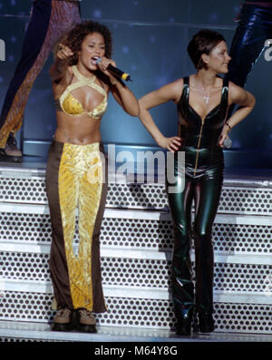 The Spice Girls performing at Great Woods in Mansfield Mass USA  July 1998  Mel B; Melanie B; Scary Spice ( left) and Victoria Beckham , Posh Spice  (right) Stock Photo
