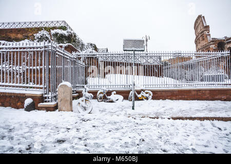 A lovely day of snow in Rome, Italy, 26th February 2018: a beautiful view of Colosseum Stock Photo