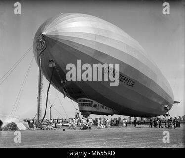 1920s 1930s GRAF ZEPPELIN GERMAN PASSENGER AIRSHIP MINES FIELD LOS ANGELES CA USA - asp gp66 ASP001 HARS GRAF ZEPPELIN HYDROGEN FILLED LIGHTER THAN AIR LOS ANGLES LZ-127 MINES OLD FASHIONED PASSENGER AIRSHIP RIGID ZEPPELIN Stock Photo