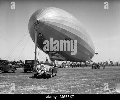 1920s 1930s AUGUST 1929 GRAF ZEPPELIN PASSENGER AIRSHIP AT MINES FIELD LOS ANGELES CA USA - asp gp70 ASP001 HARS GRAF ZEPPELIN HYDROGEN FILLED LAX LOS ANGELES LZ 127 MINES OLD FASHIONED PASSENGER AIRSHIP RIGID ZEPPELIN Stock Photo