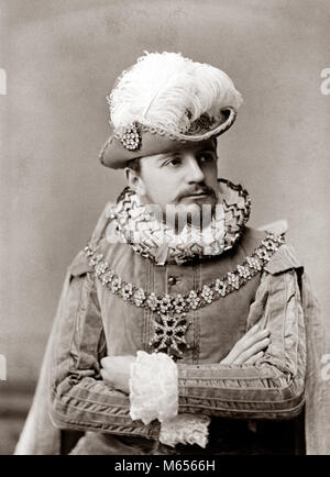 1890s MAN ACTOR IN ELIZABETHAN FASHION COSTUME RUFFLED COLLAR & CUFFS VELVET TUNIC HAT WITH LARGE FEATHER PLUME & BEARD - c10748 HAR001 HARS INDOORS PROFESSION ENTERTAINMENT CONFIDENCE NOSTALGIA 20-25 YEARS 25-30 YEARS GOALS SUCCESS PERFORMING ARTS PEOPLE STORY DREAMS OCCUPATION HAPPINESS ADVENTURE PERFORMER RELAXATION WHISKER CAREERS LEADERSHIP RECREATION CUFFS PRIDE 1890s ENTERTAINER FACIAL HAIR CREATIVITY ACTORS IMAGINATION PERFORMERS PLUME TUNIC ENTERTAINERS HEAD-WARE MALES RUFF RUFFLED YOUNG ADULT MAN B&W BLACK AND WHITE CAUCASIAN ETHNICITY CHAIN OF OFFICE ELIZABETHAN FACE HAIR Stock Photo
