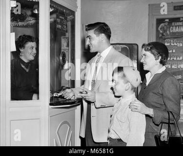 1950s FAMILY MOTHER FATHER BOY BUYING ADMISSION AT MOVIE THEATER TICKET BOX OFFICE - j5178 DEB001 HARS PAIR STYLISH SUBURBAN URBAN THEATER MOTHERS OLD TIME BUYING OLD FASHION 1 JUVENILE STYLE WELCOME COMMUNICATION CAUCASIAN SONS PLEASED JOY LIFESTYLE FEMALES TICKET MARRIED SPOUSE HUSBANDS HALF-LENGTH LADIES ENTERTAINMENT PAYING NOSTALGIA FATHERS TOGETHERNESS 30-35 YEARS 7-9 YEARS WIVES HAPPINESS CHEERFUL LEISURE MOMS RELAXATION CUSTOMER SERVICE CHOICE DADS EXCITEMENT RECREATION ADMISSION SMILES JOYFUL ESCAPE SMALL GROUP OF PEOPLE BOX OFFICE PURCHASING EVENING OUT JUVENILES MALES MID-ADULT Stock Photo