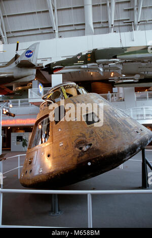 APOLLO 12 COMMAND MODULE SHOWING RE-ENTRY BURNS VIRGINIA AIR AND SPACE CENTER HAMPTON VIRGINIA USA - ka8991 KRU001 HARS MODULE MISSILES SOUTHERN HIGH TECH COMMONWEALTH EAST COAST ROCKETS SMALL GROUP OF OBJECTS BURNS COMMAND DOZEN SPACE TRAVEL VA HAMPTON OLD FASHIONED RE-ENTRY SPACE CAPSULE TWELVE Stock Photo