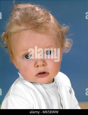 1970s PORTRAIT WINSOME CURLY BLOND HAIR BLUE EYED BABY LOOKING AT CAMERA - kb3814 HAR001 HARS JUVENILES BABY BLUES BLUE EYED BLUE EYES CAUCASIAN ETHNICITY LOOKING AT CAMERA OLD FASHIONED WINSOME Stock Photo