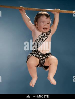 1960S CRYING BABY IN LEOPARD SKIN TARZAN SUIT SWINGING FROM A BRANCH - kb4870 HAR001 HARS 1-2 YEARS ADVENTURE DANGEROUS COURAGE EXCITEMENT LOW ANGLE TARZAN SWINGING HANG BABY BOY SYMBOLIC 6-12 MONTHS JUVENILES MALES BABY ACTOR CAUCASIAN ETHNICITY JUNGLE BOY OLD FASHIONED Stock Photo