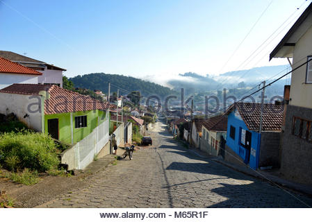 assunto casas e rua na periferia da cidade local brazpolis mg data m65r1f