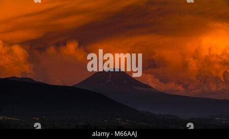 Volcán lonquimay y nubes de tormenta / Lonquimay volcano Stock Photo
