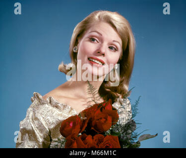 1960s SMILING BLONDE WOMAN WEARING GOLD BROCADE BLOUSE DIAMOND EARRINGS HOLDING BOUQUET OF RED ROSES - kf5011 HAR001 HARS FEMALES STUDIO SHOT GROWNUP ONE PERSON ONLY LUXURY COPY SPACE LADIES EARRINGS GROWN-UP INDOORS NOSTALGIA 25-30 YEARS 30-35 YEARS HAPPINESS HEAD AND SHOULDERS CHEERFUL STYLES BLOUSE SMILES JOYFUL FASHIONS RED LIPSTICK MID-ADULT MID-ADULT WOMAN BROCADE CAUCASIAN ETHNICITY EVENING DRESS LOOKING TO SIDE OLD FASHIONED PERSONS Stock Photo