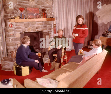 1960s GROUP OF MEN AND WOMEN RELAXING BY FIREPLACE APRES-SKI - kf5516 HAR001 HARS HALF-LENGTH LADIES GROWN-UP COUPLES INDOORS NOSTALGIA TOGETHERNESS 20-25 YEARS 25-30 YEARS 30-35 YEARS WIVES NOURISH BEVERAGE LEISURE RELAXATION RECREATION SKIERS CONNECTION NOURISHMENT SMALL GROUP OF PEOPLE MALES MID-ADULT MID-ADULT MAN MID-ADULT WOMAN ALCOHOLIC BEVERAGE APRES-SKI BEVERAG BEVERAGES CAUCASIAN ETHNICITY OLD FASHIONED PERSONS SKI LODGE Stock Photo