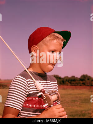 1950s SURPRISED BOY WITH CICADA INSECT ON HIS NOSE HOLDING FISHING POLE WEARING RED BALL CAP - kj13654 TAY001 HARS ANIMALS NOSTALGIA 10-12 YEARS 7-9 YEARS HUMOROUS HEAD AND SHOULDERS DISCOVERY BUG EXCITEMENT LOUD RECREATION SONG LOCUST FISHING ROD BASEBALL CAP CREATURE JUVENILES MALES STARTLED TEE SHIRT WILDLIFE 13 YEAR 13-YEAR 17 YEAR 17-YEAR BALL CAP CAUCASIAN ETHNICITY CICADA CICADOIDEA FISHING REEL JARFLY JUMPING BUGS MAGICICADA MISNOMER OLD FASHIONED PERIODICAL PERPLEXED TREE CRICKET TRUE BUGS Stock Photo