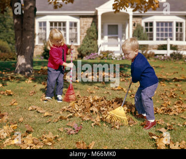 1960s BOY GIRL RAKING AUTUMN LEAVES IN YARD SUBURBAN HOUSE IN BACKGROUND - kj3228 HAR001 HARS NOSTALGIA TOGETHERNESS 1-2 YEARS 3-4 YEARS SIBLING JUVENILES MALES CAUCASIAN ETHNICITY FALL SEASONS OLD FASHIONED RAKES Stock Photo