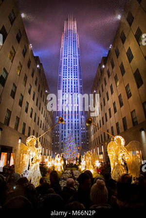 ROCKEFELLER CENTER AT NIGHT WITH LIT UP CHRISTMAS TREE AND ANGELS BLOWING TRUMPETS MANHATTAN NEW YORK CITY USA - kr132311 BRA001 HARS TRUMPETS Stock Photo
