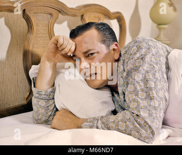 1950s 1960s MAN IN BED AWAKE LOOKING DISTRESSED INSOMNIAC WORRIED PRINT PAJAMAS - ks1646 HAR001 HARS SADNESS TURNING MIDDLE-AGED MAN 40-45 YEARS ANXIETY HEAD AND SHOULDERS ANXIOUS DISTRESSED SLEEPLESS AWAKE TOSSING AILING DISORDER MALES MISERABLE PAINS RESTLESS WINCING ACHE ACHES CAUCASIAN ETHNICITY INSOMNIAC OLD FASHIONED PERSONS SLEEPLESSNESS WAKEFUL Stock Photo