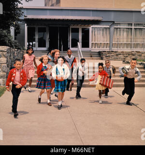 1960s GROUP OF SCHOOL CHILDREN RUNNING DOWN STEPS AWAY FROM SCHOOL BUILDING - ks3096 HAR001 HARS 10-12 YEARS 7-9 YEARS FREEDOM PRETEEN BOY SCHOOLS 5-6 YEARS GRADE AFRICAN-AMERICANS AFRICAN-AMERICAN EXCITEMENT ETHNIC DIVERSITY AFRICAN AMERICANS AFRICAN AMERICAN GROWTH PRIMARY SWEATERS ESCAPE GROUP OF PEOPLE K-12 GRADE SCHOOL JUVENILES MALES PRE-TEEN PRE-TEEN BOY PRE-TEEN GIRL BOOK BAGS CLASSMATES OLD FASHIONED SCHOOL’S OUT Stock Photo