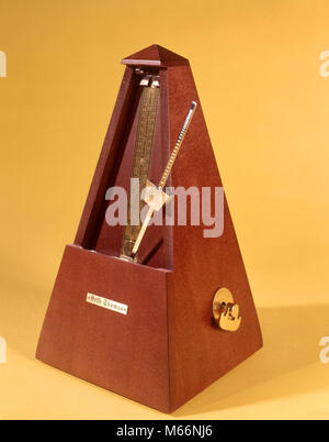 1970s WOODEN METRONOME KEEPING TIME - ks7586 HAR001 HARS BEATS BEATS PER MINUTE BPM CLICK CLICKING EVEN GADGET GIZMO KEEPING TIME KEY WIND MARKING MARKS METRICAL METRONOME OLD FASHIONED PENDULUM RATE REGULAR INTERVALS SETH THOMAS SPRING DRIVE SPRING WOUND SWINGING PENDULUM TICK TOCK TICKING TIME KEEPER TIMING TEMPO VISUAL MOTION WIND UP WOODEN STICK Stock Photo