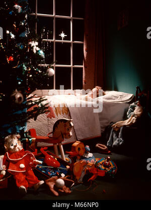1950s LITTLE GIRL SLEEPING BED STAR SKY WINDOW CHRISTMAS TREE PRESENTS TOYS FOREGROUND CHRISTMAS EVE HOLIDAY - kx1045 HAR001 HARS ONE PERSON ONLY HOME LIFE COPY SPACE INDOORS NOSTALGIA 3-4 YEARS SUCCESS 5-6 YEARS DREAMS HEAD AND SHOULDERS GROWTH DECEMBER DECEMBER 25 SMALL GROUP OF OBJECTS JUVENILES CAUCASIAN ETHNICITY FOREGROUND OLD FASHIONED Stock Photo