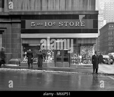 1940s FACADE OF M.H. LAMSTON 5 & 10 CENT STORES 45TH STREET AND LEXINGTON AVENUE MANHATTAN NEW YORK CITY USA - q40381 CPC001 HARS NOSTALGIA NORTH AMERICA WINTERTIME SHOPPERS MIDTOWN CENT EXTERIOR GOTHAM NYC STORES DIME NEW YORK 10 CITIES LEXINGTON STOREFRONT VARIETY NEW YORK CITY SMALL GROUP OF PEOPLE COMMERCE FACADE MALES STREET SCENE 45TH 5 AND 10 5 AND DIME B&W BIG APPLE BLACK AND WHITE CENTS CONVENIENCE FIVE AND TEN LAMSTON OLD FASHIONED PERSONS PRECIPITATION Stock Photo