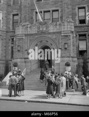 1940s STUDENTS ON CAMPUS BY CONWELL HALL TEMPLE UNIVERSITY PHILADELPHIA PA USA - q40942 CPC001 HARS NOSTALGIA MIDDLE-AGED NORTH AMERICA TOGETHERNESS MIDDLE-AGED MAN 16-17 YEARS 20-25 YEARS 40-45 YEARS 45-50 YEARS TEMPLE UNIVERSITIES EXTERIOR KNOWLEDGE PA NORTHEAST 18-19 YEARS CONNECTION HIGHER EDUCATION EAST COAST COLLEGES GROUP OF PEOPLE MALES YOUNG ADULT MAN YOUNG ADULT WOMAN B&W BLACK AND WHITE COEDS CONWELL CONWELL HALL OLD FASHIONED PERSONS TEMPLE UNIVERSITY Stock Photo