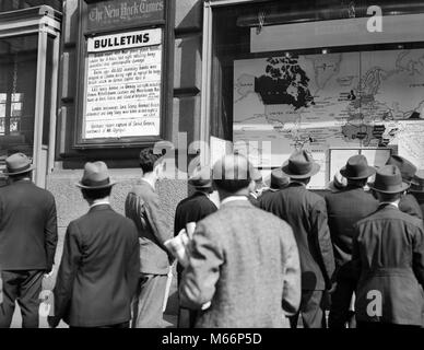 1940s CROWD AROUND THE WAR BULLETINS AT NEW YORK TIMES BUILDING STUDYING THE WORLD WAR II NEWS AND MAPS NYC USA - q41088 CPC001 HARS WORLD WAR 2 MID-ADULT MID-ADULT MAN YOUNG ADULT MAN B&W BLACK AND WHITE BULLETINS CAUCASIAN ETHNICITY NEW YORK TIMES OLD FASHIONED WORLD WAS II Stock Photo