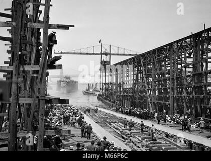 1900s JUNE 19 1915 LAUNCHING OF BATTLESHIP ARIZONA FROM BROOKLYN NAVY YARD INTO EAST RIVER WITH WAITING TUG BOATS NYC USA - q45923 CPC001 HARS SHIPYARD TUG USS ARIZONA VESSEL Stock Photo