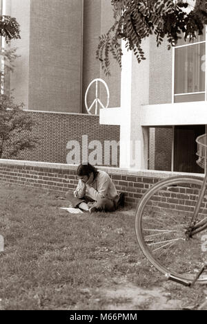 1960s 1970s LONE SINGLE MAN COLLEGE UNIVERSITY STUDENT SITTING ON GRASS READING BOOK PEACE SIGN SYMBOL SCULPTURE BACKGROUND - s18864 HAR001 HARS FIT LIFESTYLE HISTORY BIKING TIRE GROWNUP HEALTHINESS ONE PERSON ONLY COMMUNICATING TRANSPORT FULL-LENGTH INSPIRATION GROWN-UP CARING RISK TEENAGE BOY TRANSPORTATION NOSTALGIA SADNESS 16-17 YEARS FREEDOM HISTORIC DREAMS HAPPINESS AEROBIC LEISURE SCULPTURE RELAXATION SILHOUETTED KNOWLEDGE PROGRESS RECREATION 18-19 YEARS AUTHORITY GROWTH POLITICS GOOD HEALTH COMMUNICATE IMAGINATION LONE MOBILITY IDEAS ANONYMOUS SYMBOLIC FORE YOUNG ADULT MAN ANTI-WAR B&W Stock Photo