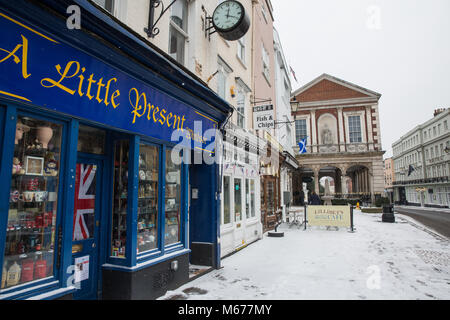 Windsor, UK. 1st March, 2018. UK Weather: Snow lies on the ground close to Windsor Castle. Local residents awoke to an overnight snowfall in Windsor, Berkshire, and have been warned to expect more snow from noon. Credit: Mark Kerrison/Alamy Live News Stock Photo