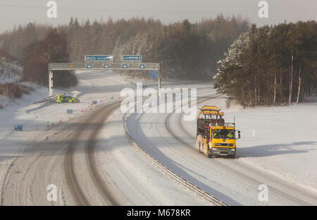 M9 @ M876 junction, Larbert, Central Scotland. 1st March 2018, Police at closed motorway junction and having to prevent motorists taking the slip road on to the M876.  A roads network vehicle in enrolee to assist. Beast from the East.  Credit: Thomas Gorman/Alamy Live News Stock Photo
