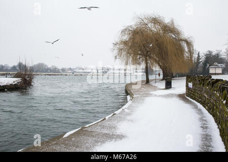 Windsor, UK. 1st March, 2018. UK Weather: Wintry conditions alongside the river Thames. Local residents awoke to an overnight snowfall in Windsor, Berkshire, and have been warned to expect more snow from noon. Credit: Mark Kerrison/Alamy Live News Stock Photo