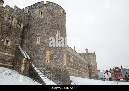 Windsor, UK. 1st March, 2018. UK Weather: Snow lies on the ground around Windsor Castle. Local residents awoke to an overnight snowfall in Windsor, Berkshire, and have been warned to expect more snow from noon. Credit: Mark Kerrison/Alamy Live News Stock Photo