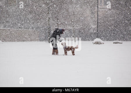 London, UK. 28th Feb, 2018.  Heavy snow fall  as beast of the east sweeps Britain leading below zero freezing temperatures.People enjoy the snow in Hackney Downs Park of east London Credit: Emin Ozkan/Alamy Live News Stock Photo