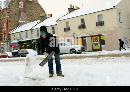 Edinburgh, UK. 01st Mar, 2018. Thursday 1st of March 2018: Edinburgh, Scotland, UK Weather. The Beast from the East continues to cause disruption across the country. Many people have stayed at home and schools are closed in most parts of the country following more heavy snowfall overnight. A woman shovels snow in Piershill. Credit: Andrew O'Brien/Alamy Live News Stock Photo