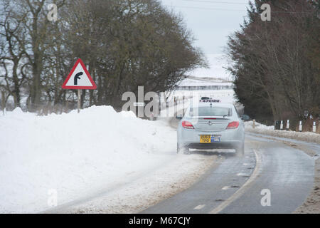 Aberdeenshire. 1st Mar, 2018. UK Weather: Traffic on the A947 negotiating heavy snow near Oldmeldrum, Aberdeenshire Scotland. 1/3/2018 Credit Paul Glendell Credit: Paul Glendell/Alamy Live News Stock Photo