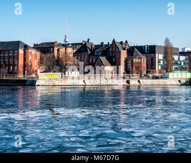 Berlin, Germany. 1st Mar, 2018. 1st March 2018. The  river Spree freezes as sub zero temperatures cause ice floes to collect on the river. credit: Eden Breitz/Alamy Live News Stock Photo