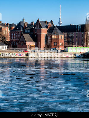 Berlin, Germany. 1st Mar, 2018. 1st March 2018. The  river Spree freezes as sub zero temperatures cause ice floes to collect on the river. credit: Eden Breitz/Alamy Live News Stock Photo