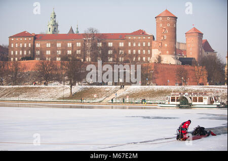 Krakow, Poland. 1st Mar, 2018. Firefighter and a diver are seen as they perform a rescue mission for a man who has fallen into Vistula river while walking on the ice in Krakow. Credit: OMarques 01032018  20 .jpg/SOPA Images/ZUMA Wire/Alamy Live News