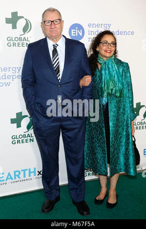 Ed O'Neill and his wife Catherine Rusoff attending the15th annual Global Green pre-Oscar gala at NeueHouse Hollywood on February 28, 2018 in Los Angeles, California. Stock Photo