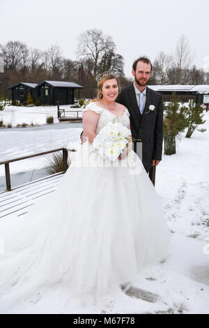 Henlow Bridge Lakes, Bedfordshire, UK, 1st March 2018. Canadian, Mathew Main, from Manitoba and his bride Mary Winson from Leicestershire brave temperatures of minus 14 degrees Celsius with the wind chill at Cambridge Registry Office and their base at Henlow Bridge Lakes, Bedfordshire. They will travel to Canada tommorow for their honeymoon, where it will be an unseasonably balmy 3 degrees Celsius. Credit: Mick Flynn/Alamy Live News Stock Photo