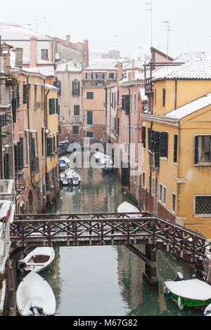 Venice, Veneto, Italy 1st March 2018. Bad weather in Venice today with sub-zero temperatures between minus 3 and minus 2 and continuous snow falling throughout the day caused by the Beast from the East, or the Siberian front from Russia sweeping across Europe.  View along Rio Priuli, a quiet back canal in Cannaregio. Stock Photo