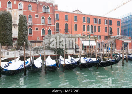 Venice, Veneto, Italy 1st March 2018. Bad weather in Venice today with sub-zero temperatures between minus 3 and minus 2 and continuous snow falling throughout the day caused by the Beast from the East, or the Siberian front from Russia sweeping across Europe.  Gondolas moored on the Grand Canal at Riva del Vin, San Polo. Stock Photo