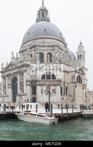 Venice, Veneto, Italy 1st March 2018. Bad weather in Venice today with sub-zero temperatures between minus 3 and minus 2 and continuous snow falling throughout the day caused by the Beast from the East, or the Siberian front from Russia sweeping across Europe. Stock Photo
