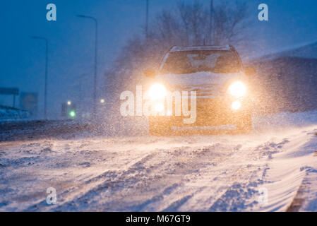 Cardiff, Wales, UK. 1st March 2018.  Heavy snowfall in Cardiff heralds the arrival of Storm Emma.  Driving conditiosn in the Welsh Capital are rapidly deteriorating. Picture Credit: IAN HOMER/Alamy Live News Stock Photo