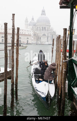 Venice, Veneto, Italy 1st March 2018. Bad weather in Venice today with sub-zero temperatures between minus 3 and minus 2 and continuous snow throughout the day caused by the Beast from the East, or the Siberian front from Russia sweeping across Europe.  Credit Mary Clarke/Alamy Live News Stock Photo