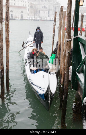 Venice, Veneto, Italy 1st March 2018. Bad weather in Venice today with sub-zero temperatures between minus 3 and minus 2 and continuous snowl throughout the day caused by the Beast from the East, or the Siberian front from Russia sweeping across Europe.  Credit Mary Clarke/Alamy Live News Stock Photo