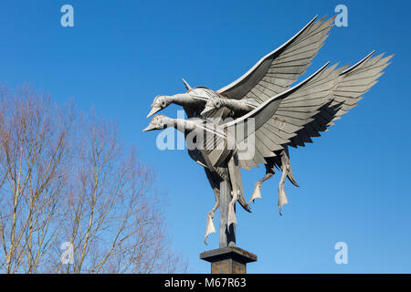 Ross-on-Wye, Herefordshire: Mallards Flying sculpture, by Walenty Pytel, 1997 Stock Photo
