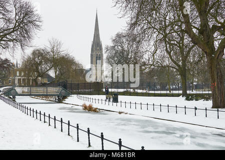 The frozen New River and St Mary's New Church in Clissold Park, Stoke Newington, North London UK Stock Photo